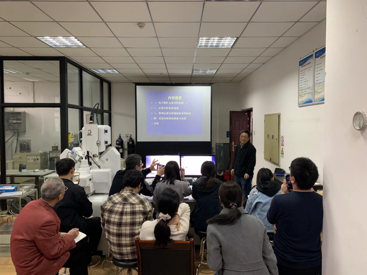 说明: 大厅里的人们描述已自动生成